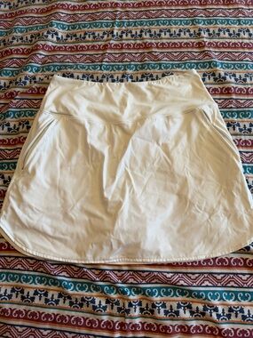 Women's Cream Active Mini Skirt with Zip Pockets